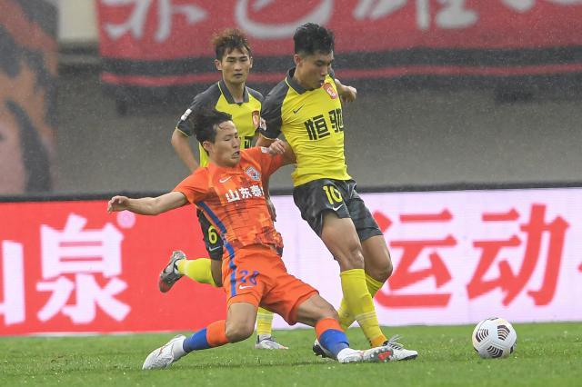 广州队2连胜终结未咬住山东 下轮直接交锋定头名？